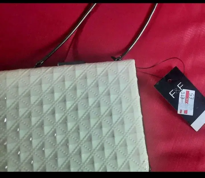 Cartera F&F blanca con diseño geométrico - 1