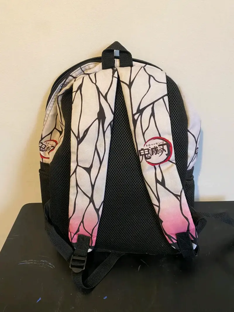 Mochila escolar anime con diseño colorido - 1