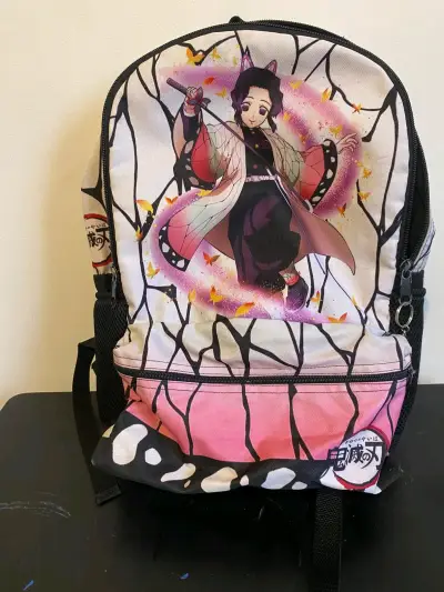 Mochila escolar anime con diseño colorido - miniatura 2