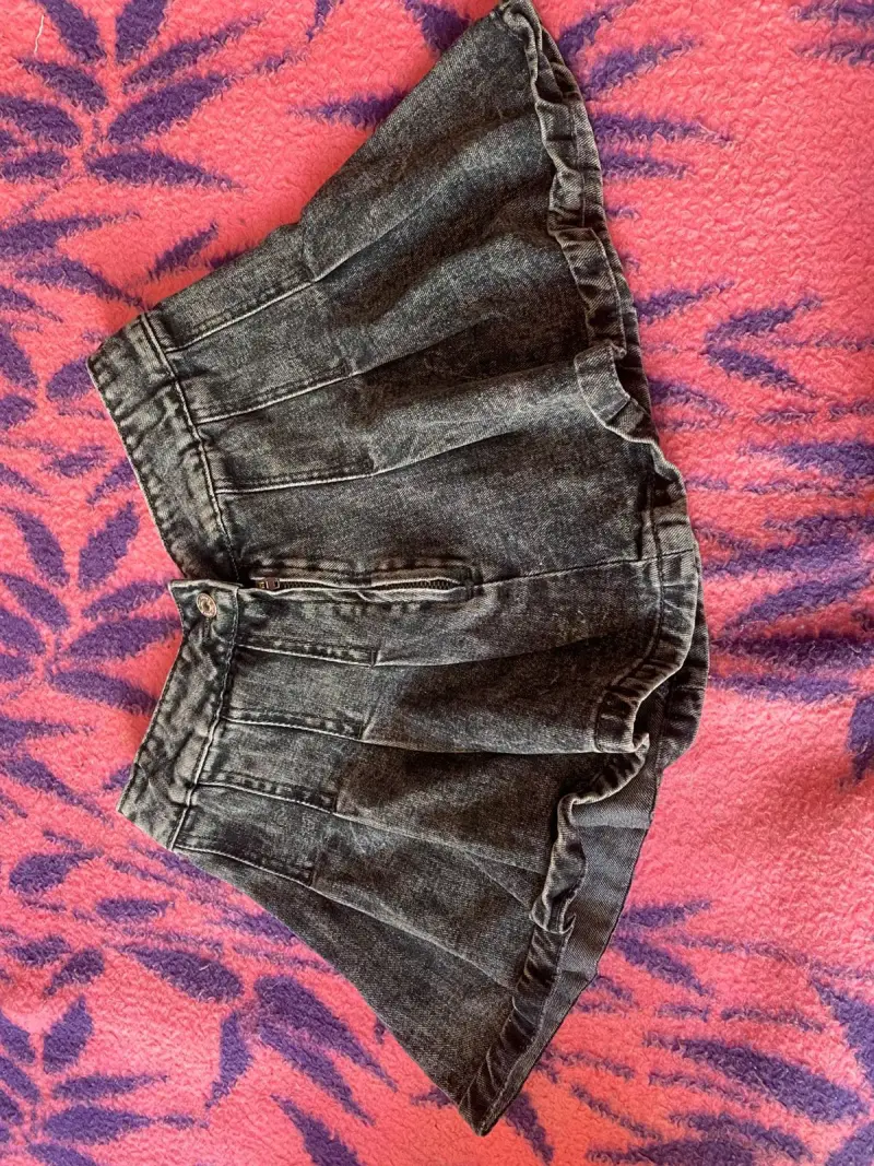 falda corta de mezclilla gris para mujer