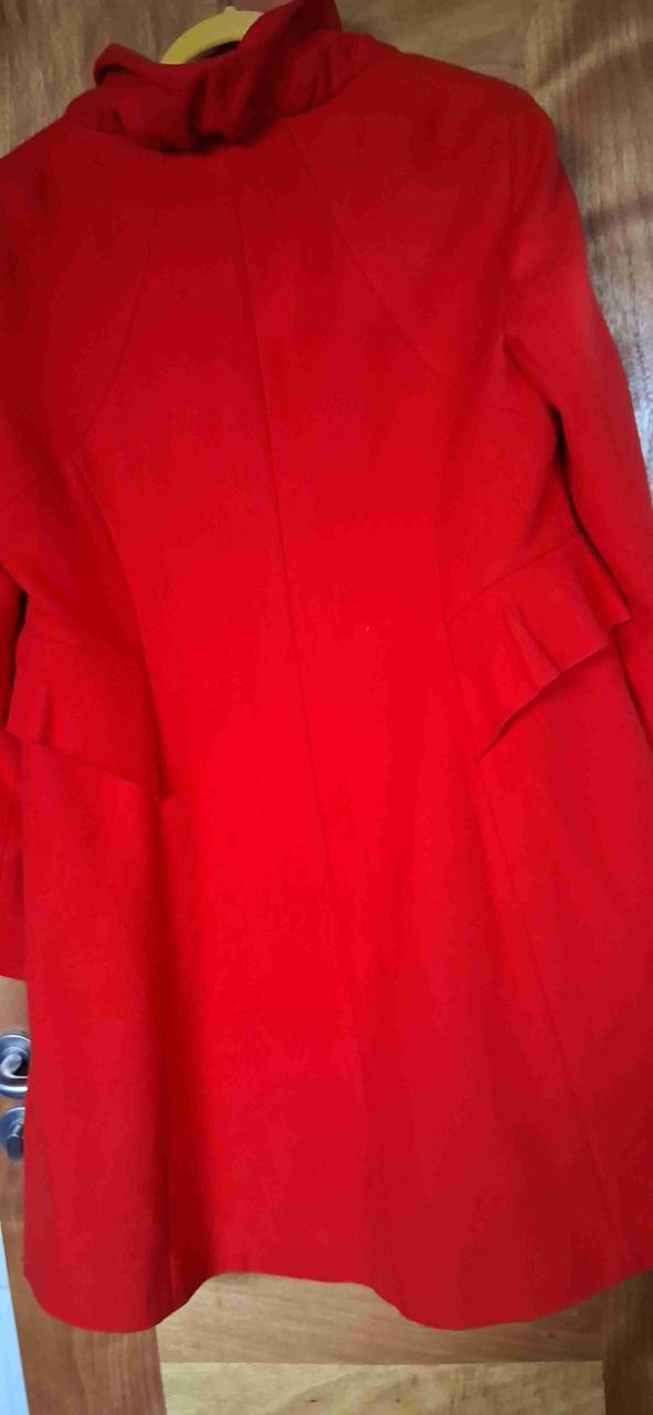 Abrigo rojo talla 46 hecho en Macedonia - 2