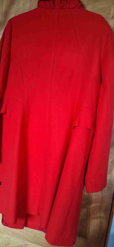 Abrigo rojo talla 46 hecho en Macedonia - miniatura 3