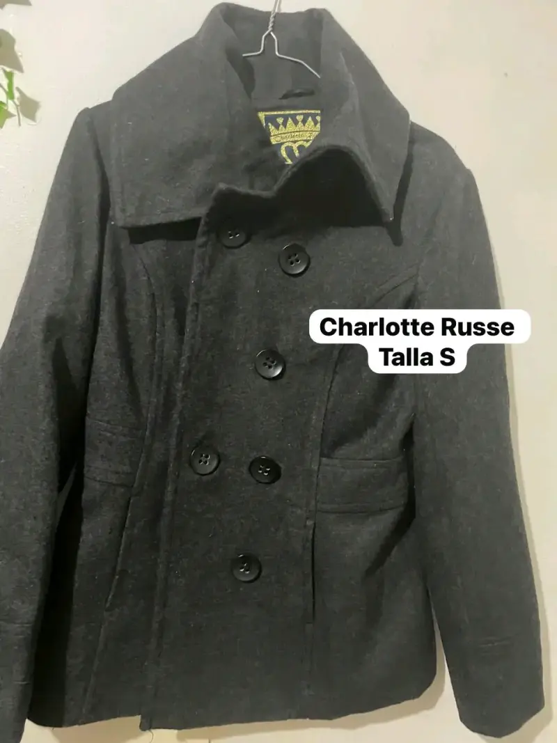 Abrigo negro Charlotte Russe talla S - 1