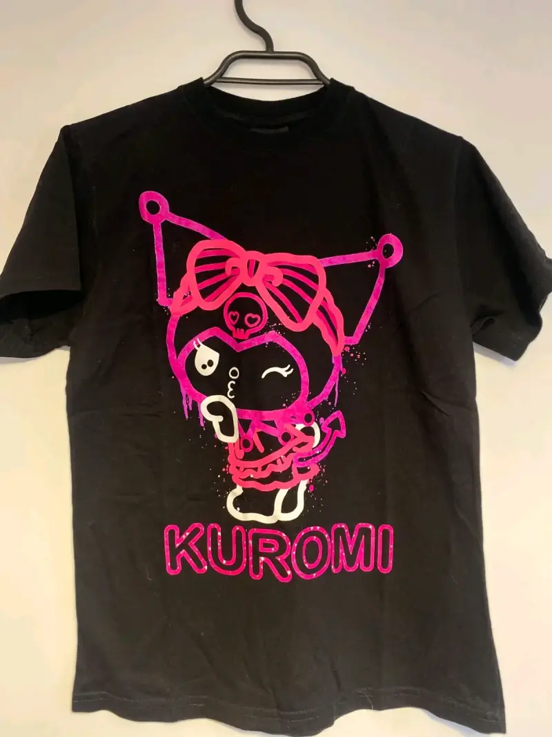 Polera negra con diseño Kuromi y Cinnamoroll