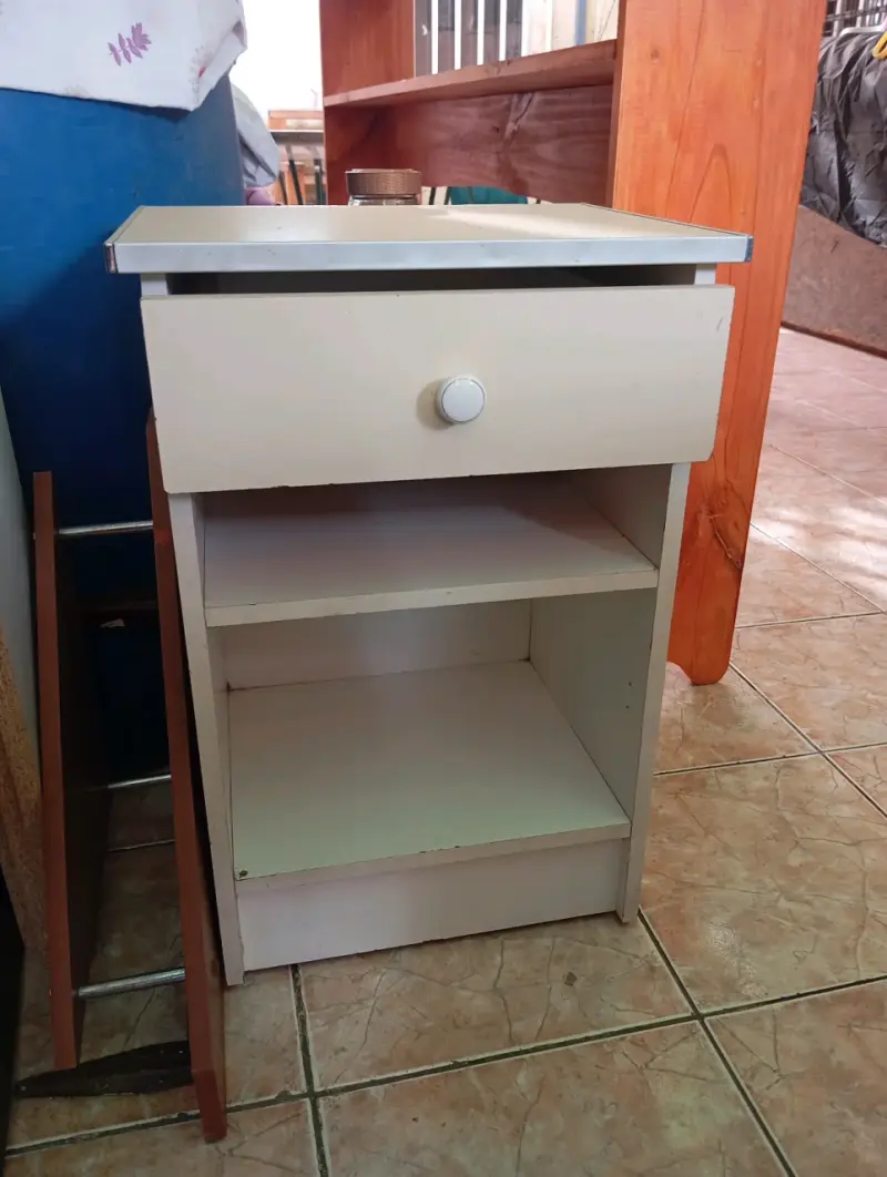 Velador de madera con cajón y estante