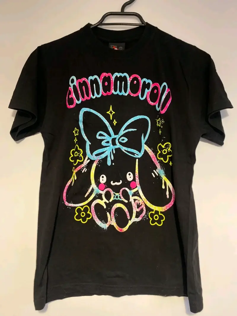 Polera negra Cinnamoroll para mujer