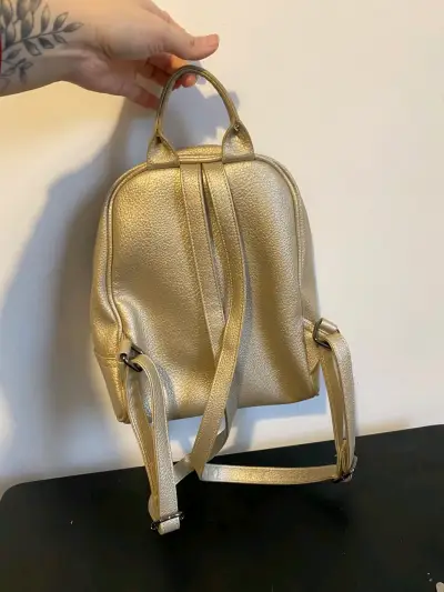 Mochila dorada de cuero sintético - miniatura 2