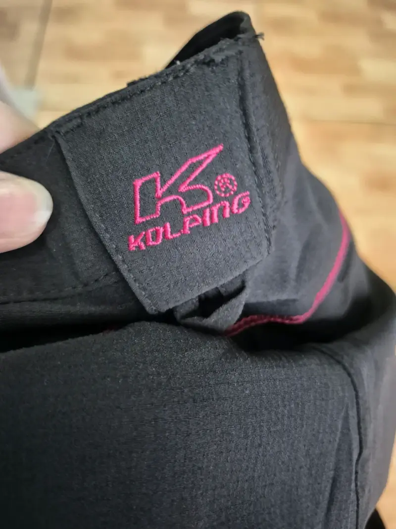 Pantalones de trekking Kolping negros con detalles rosados - 4