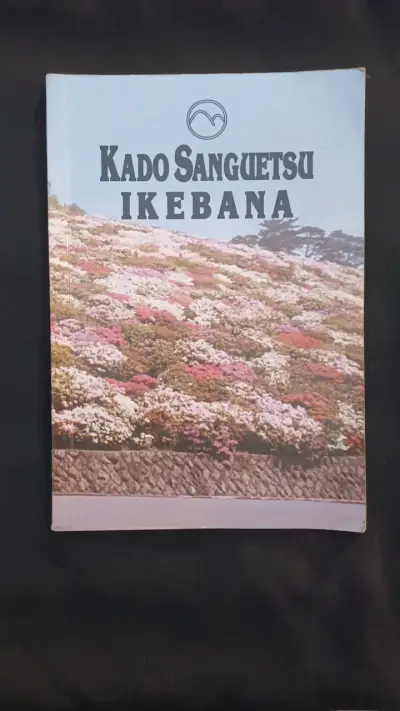 Libro Kado Sanguetsu Ikebana sobre arte floral - miniatura 1