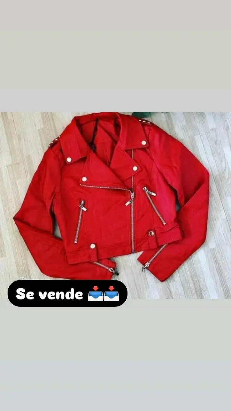 Chaqueta roja de cuero estilo biker