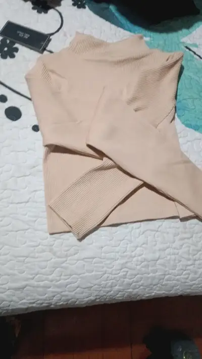 Suéter de cuello alto beige para mujer - miniatura 1