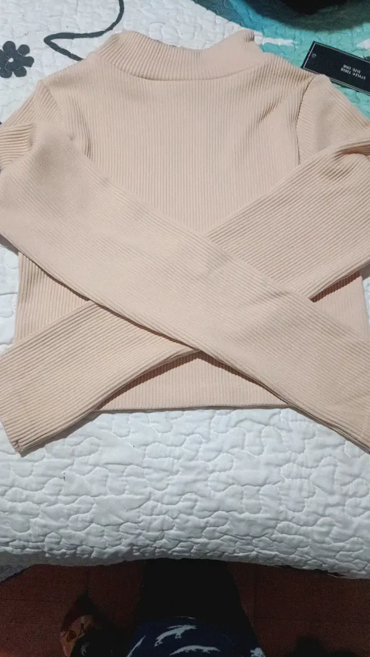 Suéter de cuello alto beige para mujer - 2