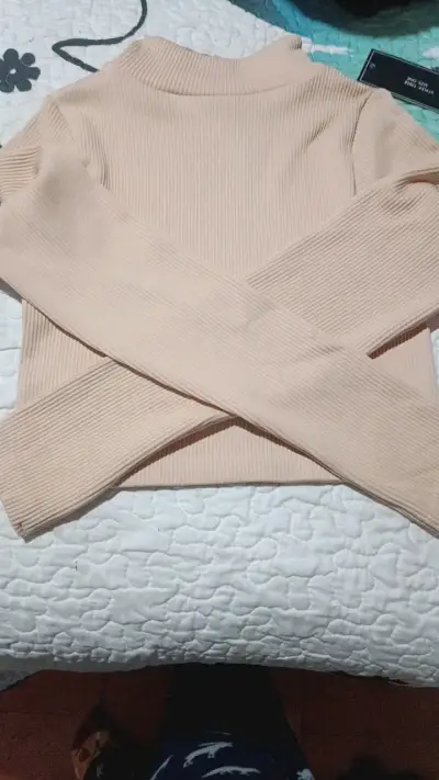 Suéter de cuello alto beige para mujer - miniatura 2