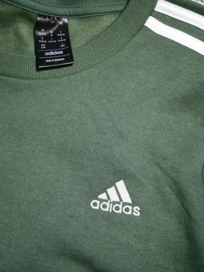 Polerón verde Adidas con franjas blancas - miniatura 2