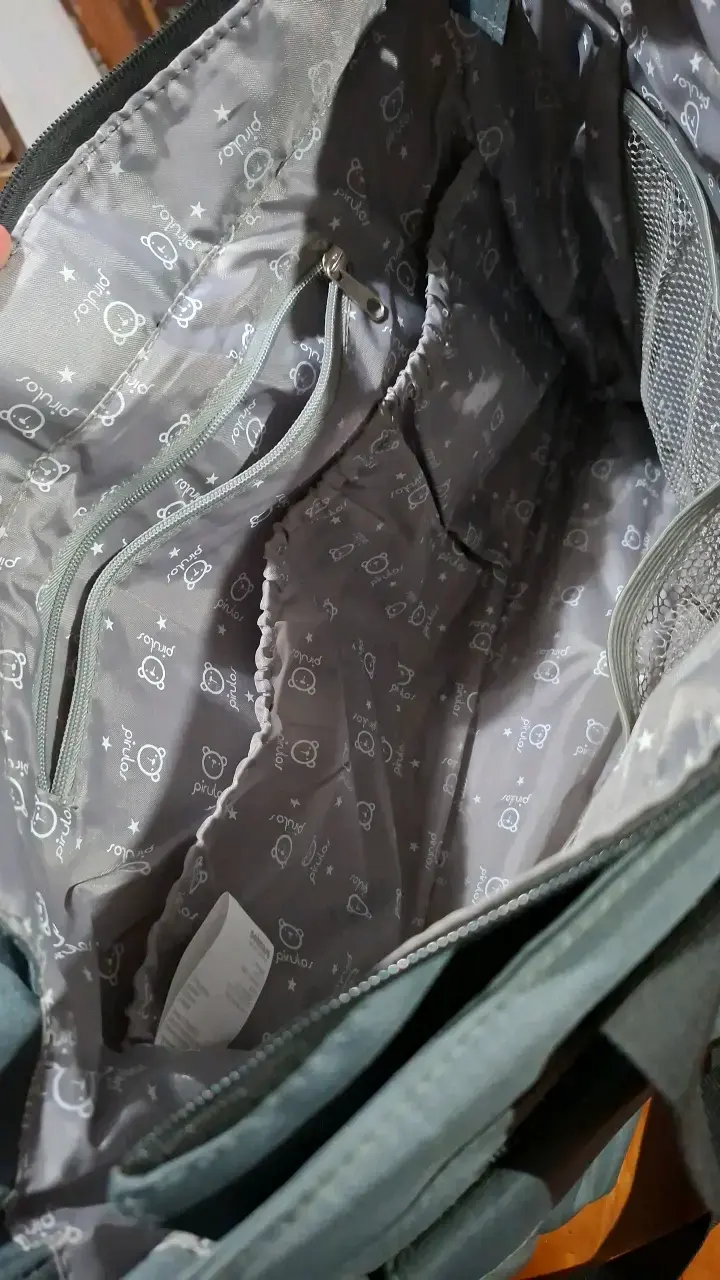 Bolso pañalero gris con múltiples compartimentos - 1