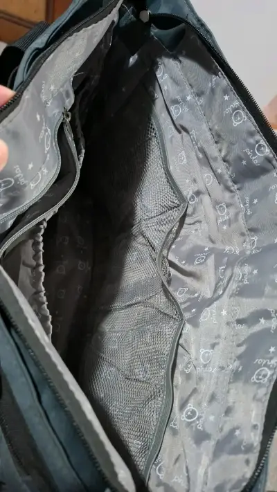 Bolso pañalero gris con múltiples compartimentos - miniatura 2