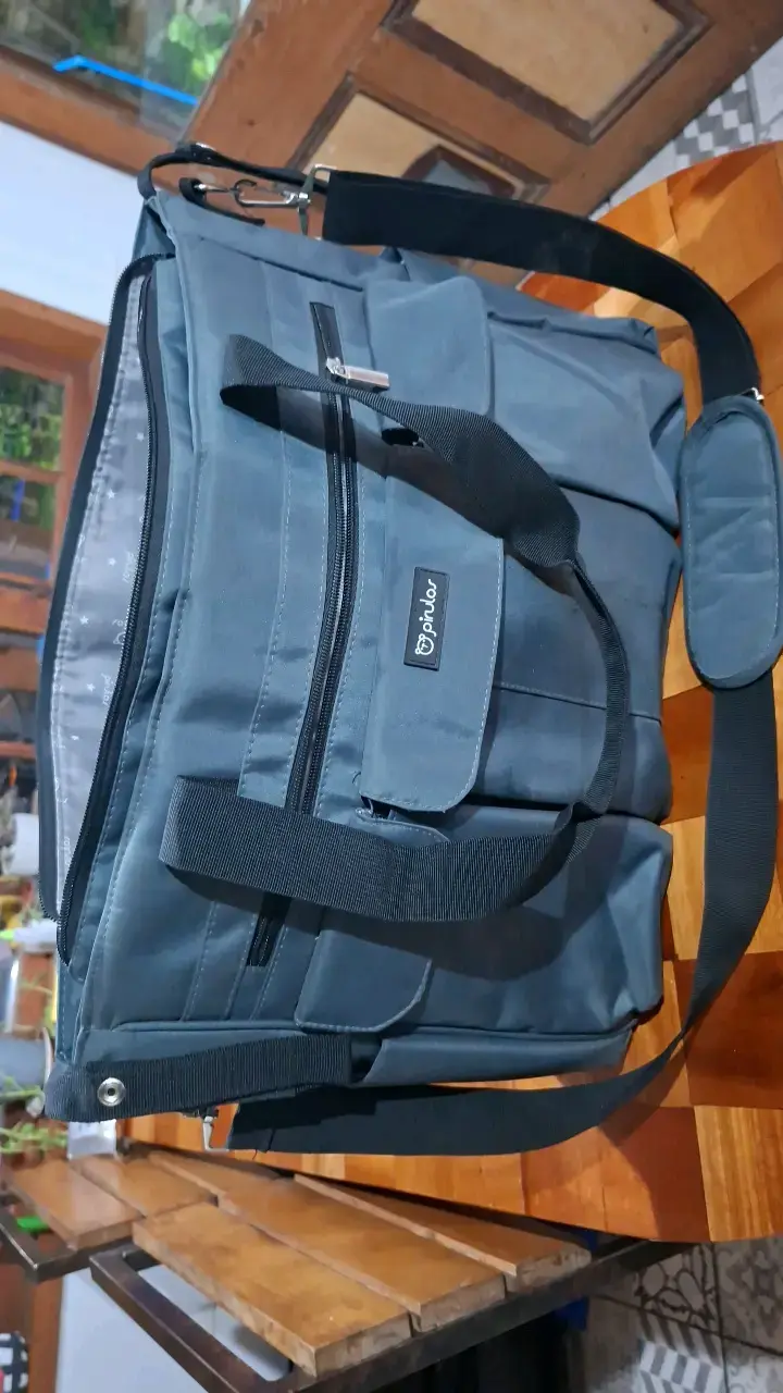 Bolso pañalero gris con múltiples compartimentos - 3