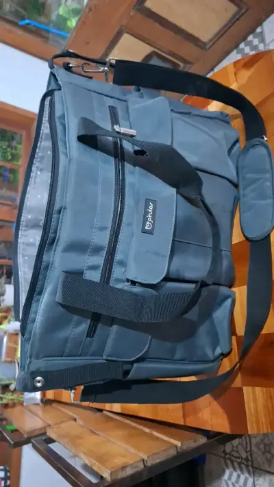 Bolso pañalero gris con múltiples compartimentos - miniatura 3