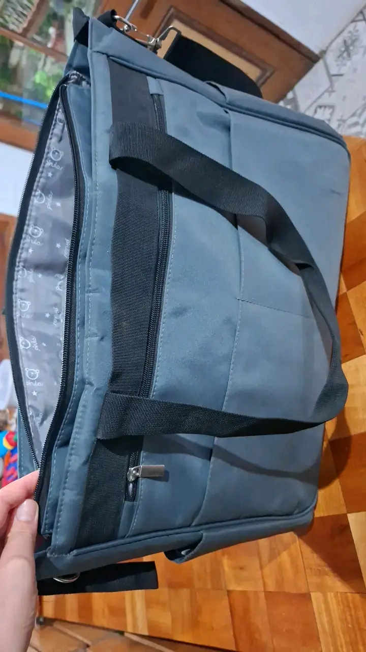 Bolso pañalero gris con múltiples compartimentos - 4