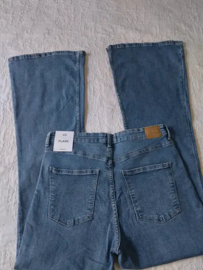 Jeans Flare  BERSHKA - miniatura 3