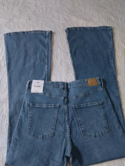 Jeans Flare  BERSHKA - miniatura 4