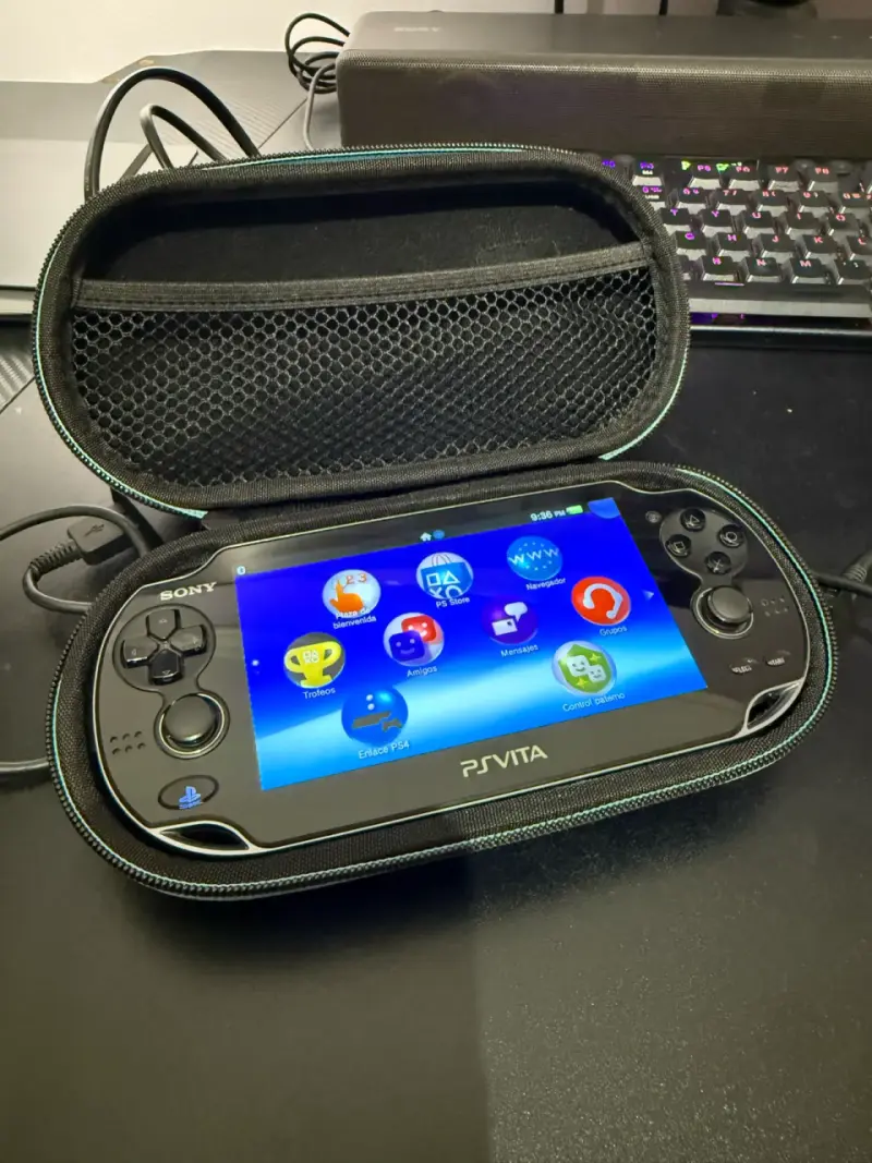 Consola portátil Sony PS Vita con cargador - 3