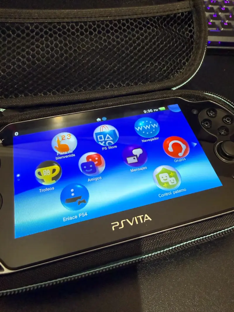 Consola portátil Sony PS Vita con cargador - 4
