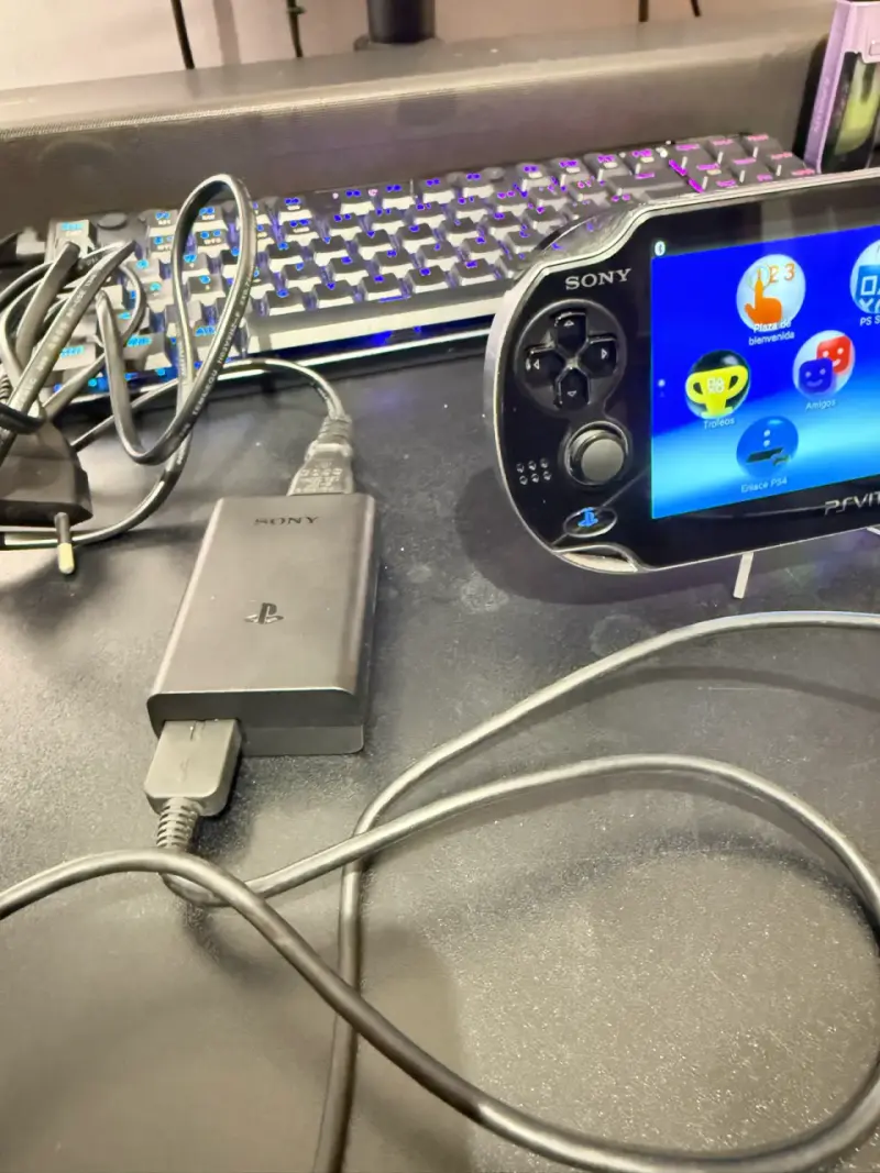 Consola portátil Sony PS Vita con cargador - 5
