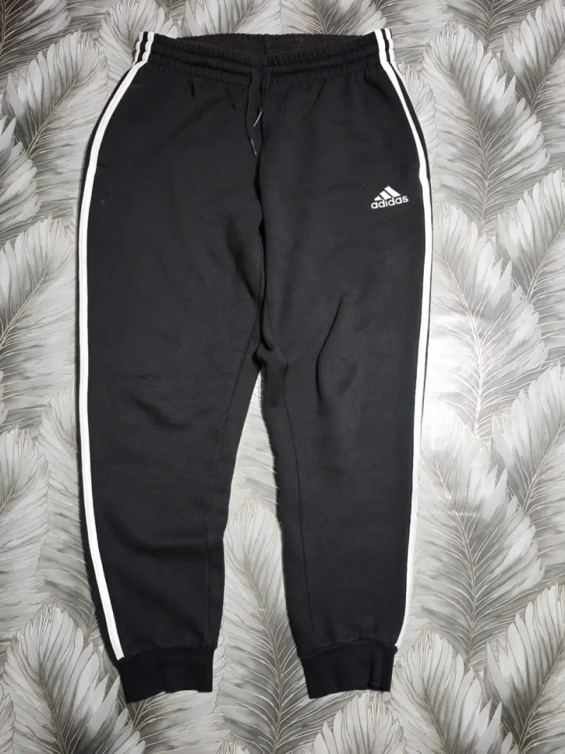 Pantalones deportivos negros Adidas con franjas blancas