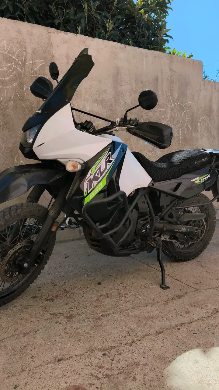 Moto Kawasaki KLR 650 2016 en buen estado - 1