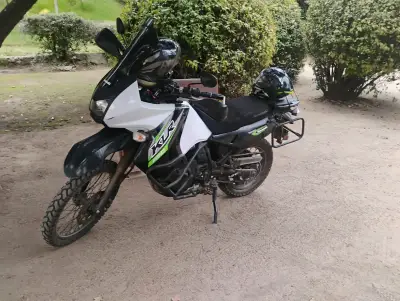 Moto Kawasaki KLR 650 2016 en buen estado - miniatura 2