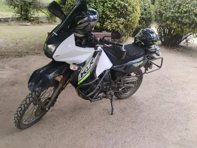 Moto Kawasaki KLR 650 2016 en buen estado - miniatura 3