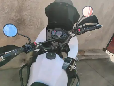 Moto Kawasaki KLR 650 2016 en buen estado - miniatura 5