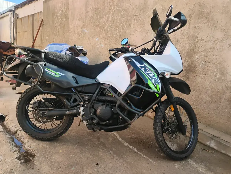Moto Kawasaki KLR 650 2016 en buen estado - 6