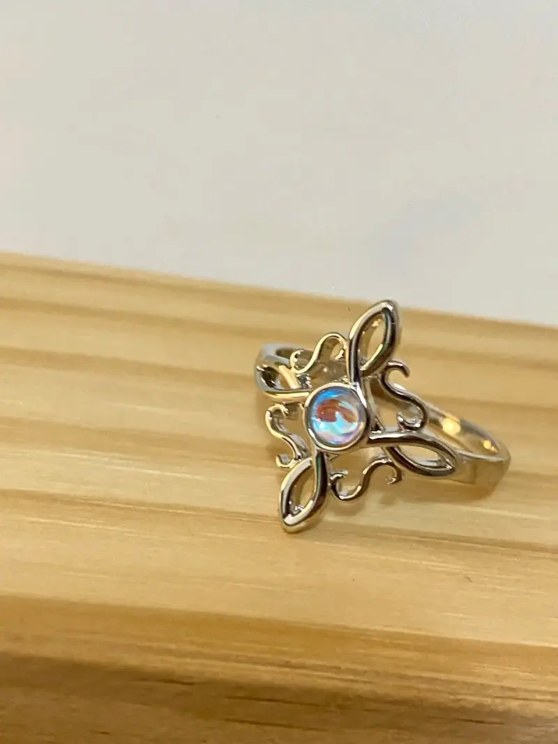 Anillo baño plata con diseño floral y piedra azul - 2