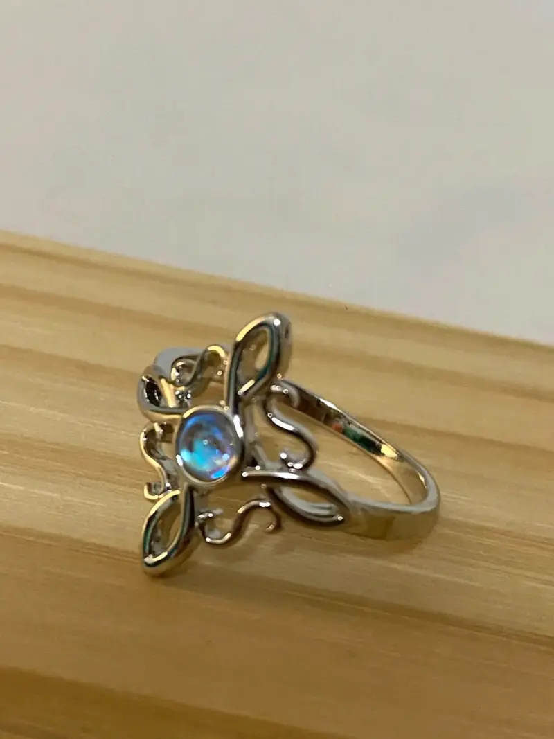 Anillo baño plata con diseño floral y piedra azul - 4