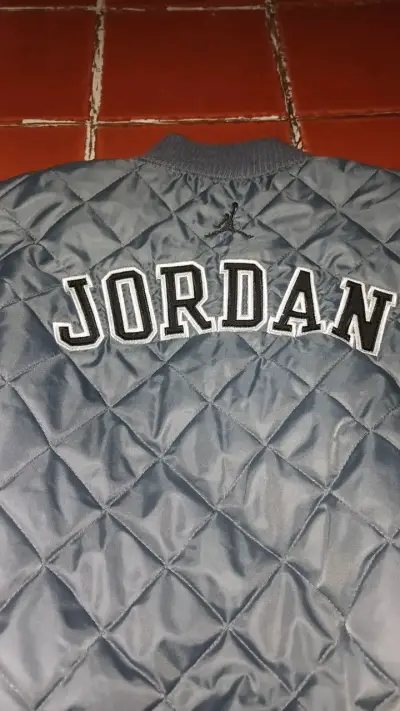 Chaqueta acolchada Jordan gris para hombre - miniatura 3
