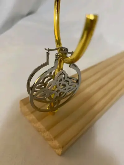 Aros colgantes de metal dorado y plateado - miniatura 1