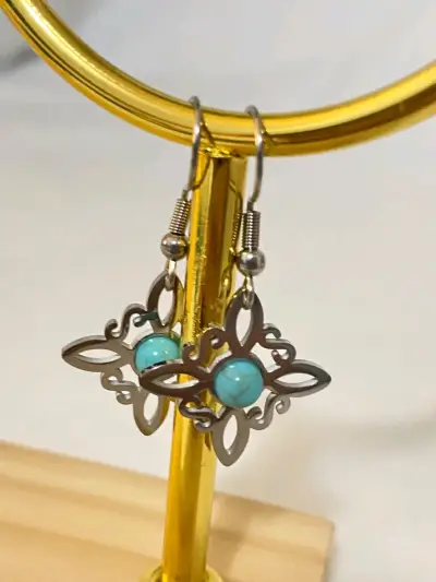 Aros colgantes  con piedra turquesa - miniatura 1