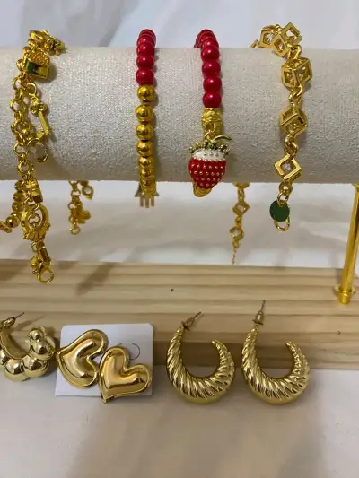 Set de Pulseras y Aros Dorados con Detalles Decorativos - miniatura 1