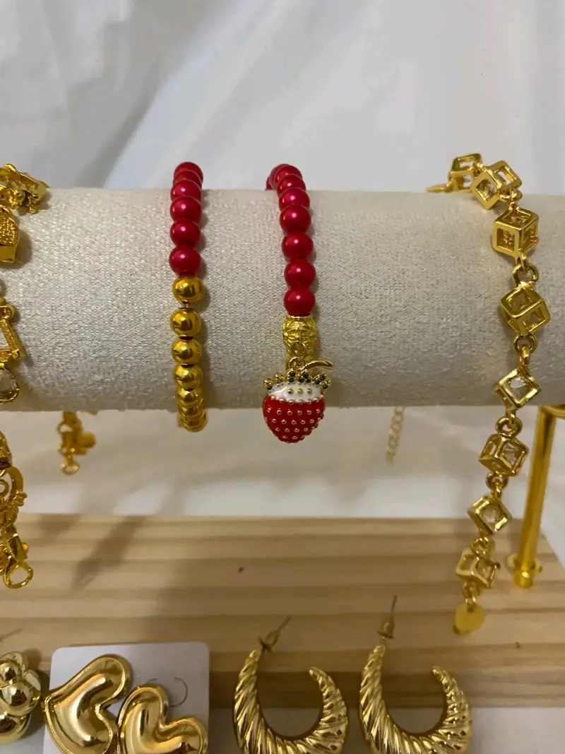 Set de Pulseras y Aros Dorados con Detalles Decorativos - 2