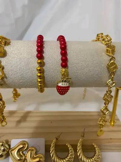 Set de Pulseras y Aros Dorados con Detalles Decorativos - miniatura 2