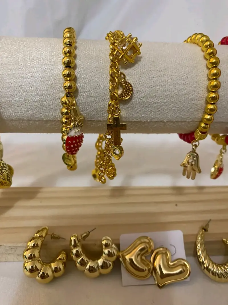 Set de Pulseras y Aros Dorados con Detalles Decorativos - 3