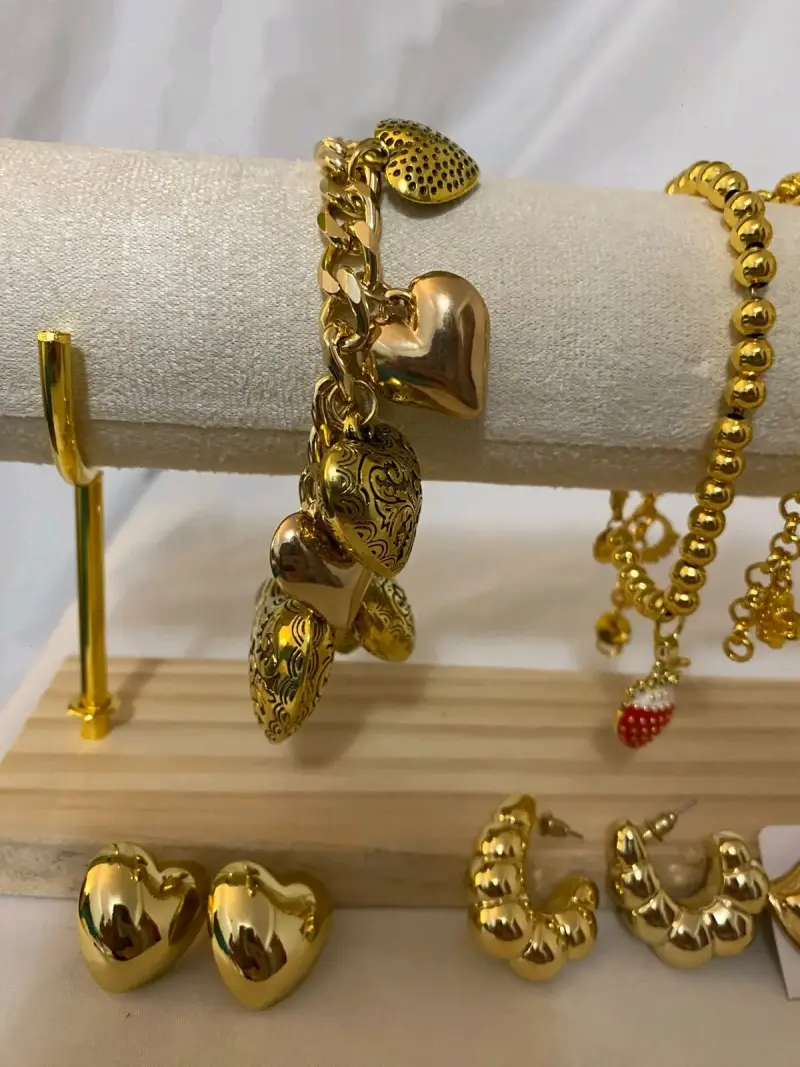 Set de Pulseras y Aros Dorados con Detalles Decorativos - 4