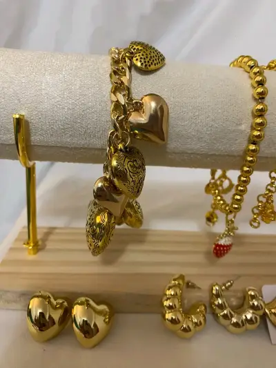 Set de Pulseras y Aros Dorados con Detalles Decorativos - miniatura 4