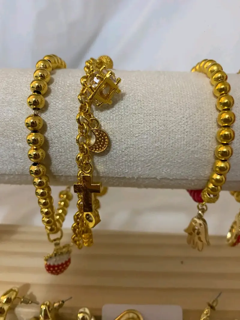 Set de Pulseras y Aros Dorados con Detalles Decorativos - 5