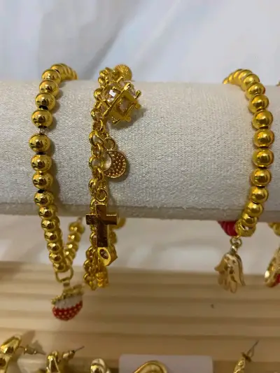 Set de Pulseras y Aros Dorados con Detalles Decorativos - miniatura 5