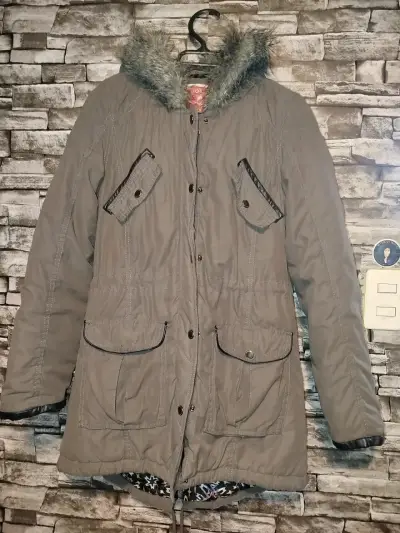 Parka de mujer con capucha de piel sintética - miniatura 1