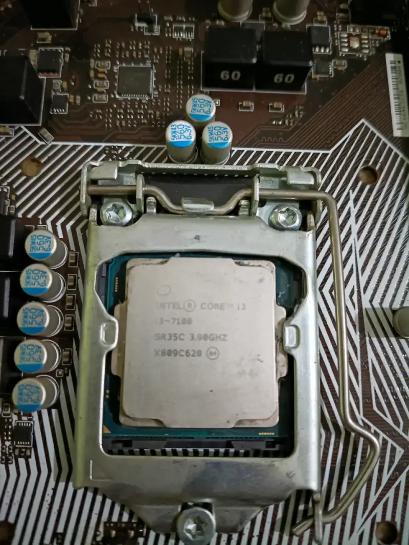 Placa Madre MSI H110M PRO-VH PLUS y Procesador i3 - 3