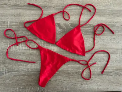 Bikini rojo de dos piezas para mujer - miniatura 1